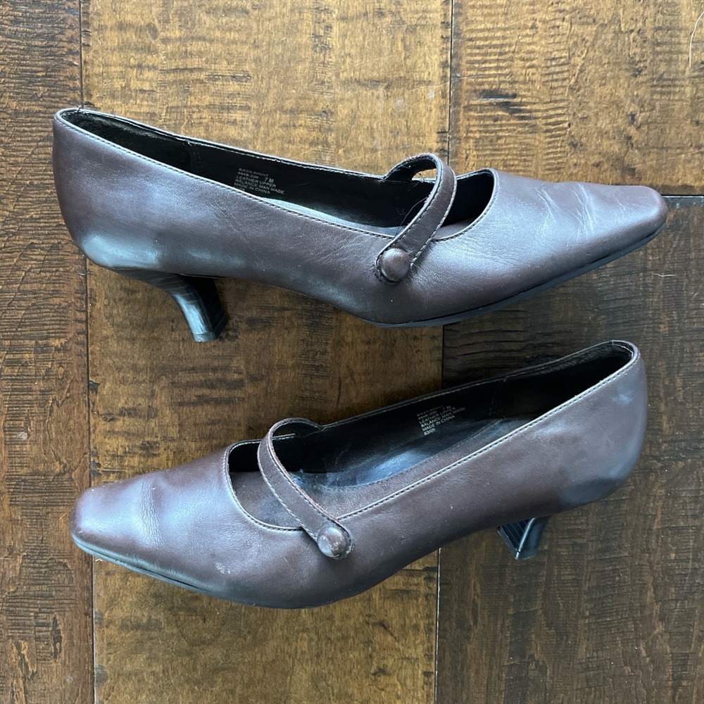 Vintage Bass “Night” brown leather Mary Jane kitten heels sz 7